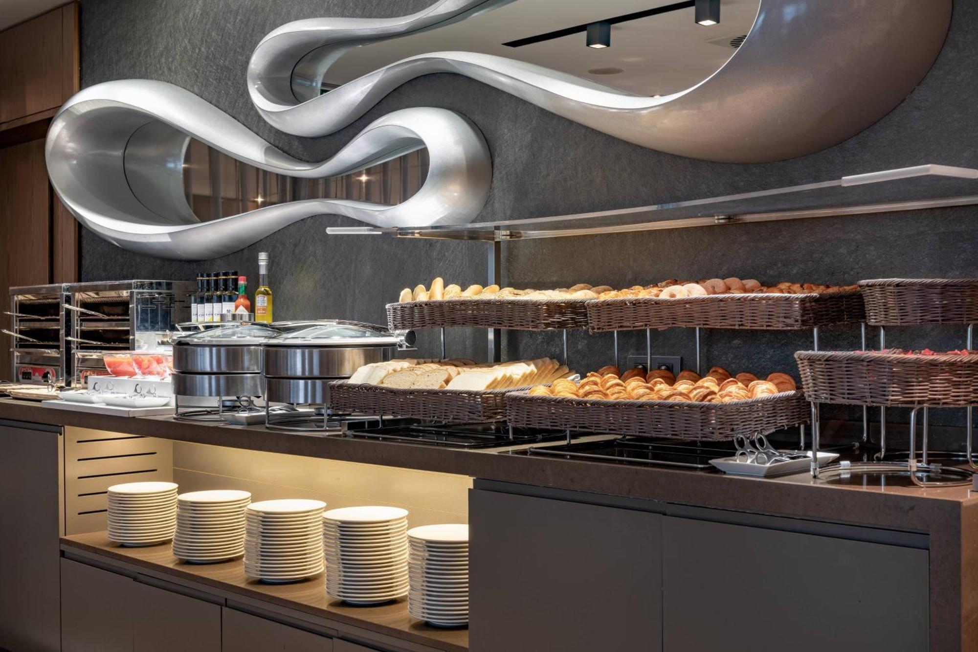Ac Hotel Atocha By Marriott Madrid Exteriör bild